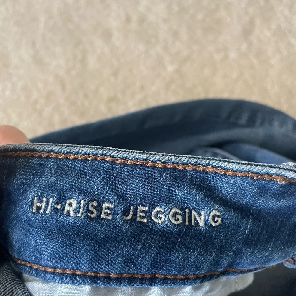 American‎ Eagle High Rise Jegging. Distressed. Women size 12